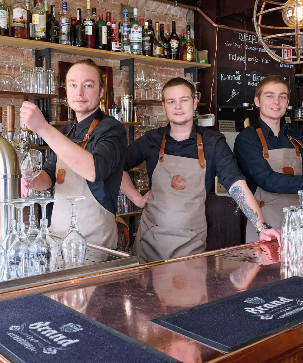 De kleinzonen van Wim Koster achter de bar