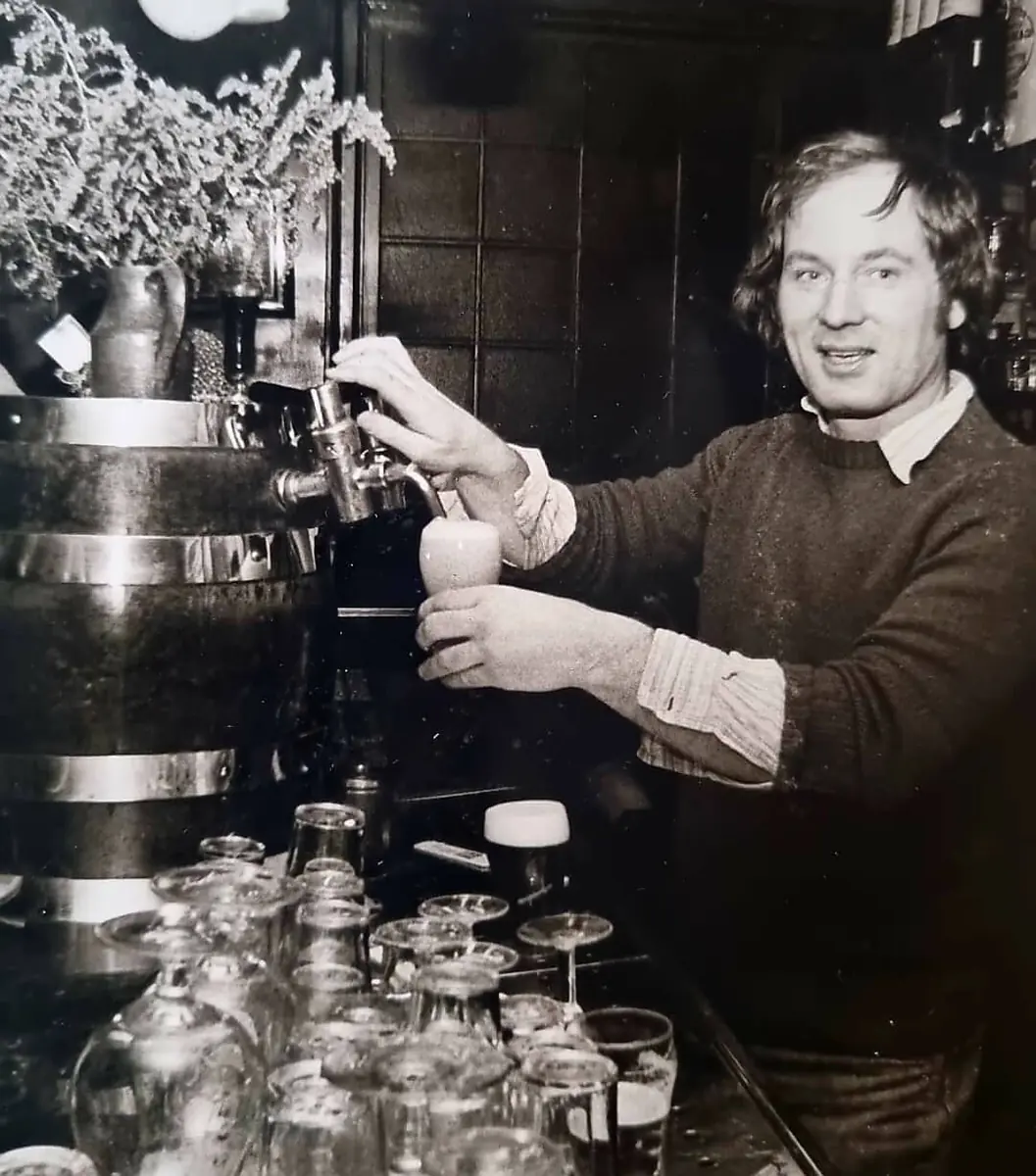 Wim Koster tapper achter de bar in de jaren 70