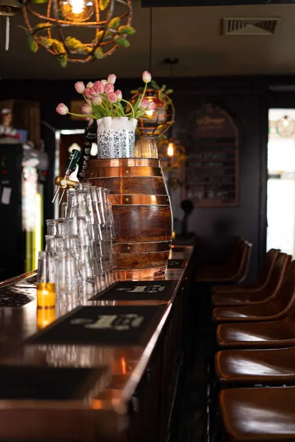 Sfeervolle bar met koperen vat binnen