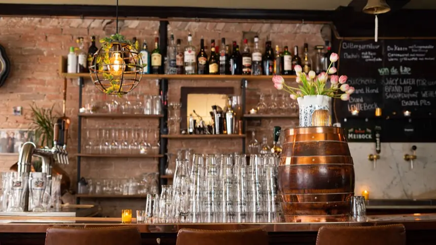 Binnen aan de bar bij Bierbrasserie Koster
