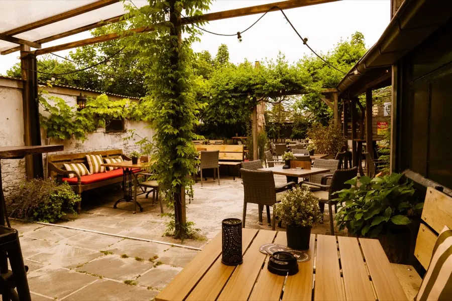 Ruime plek in de tuin voor groepen overdag