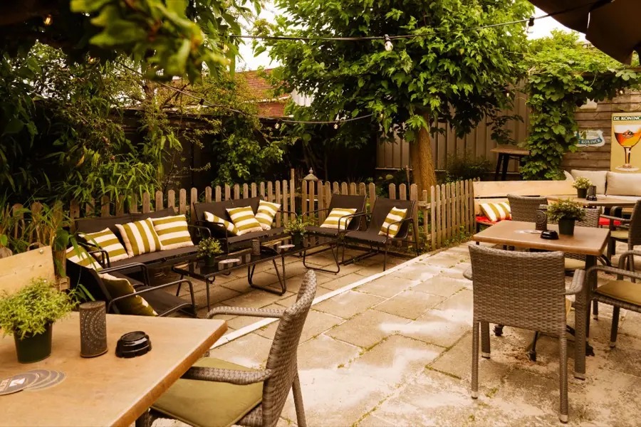 De binnentuin overdag met ruim terras