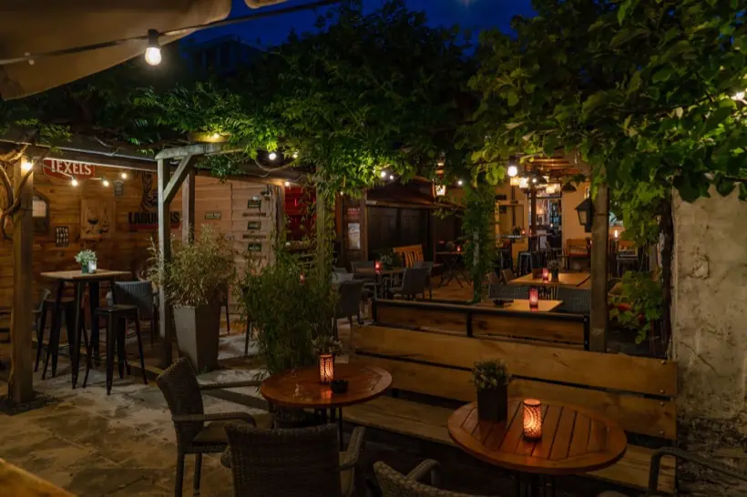 De binnentuin 's avonds met sfeerverlichting