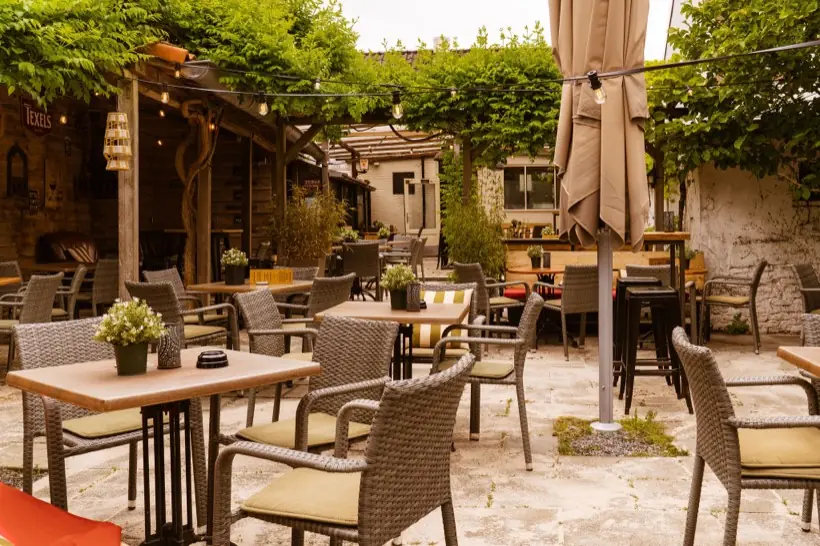 Zonnig terras in de binnentuin van Koster