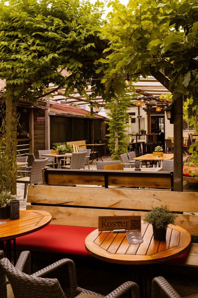 De binnentuin van Bierbrasserie Koster overdag